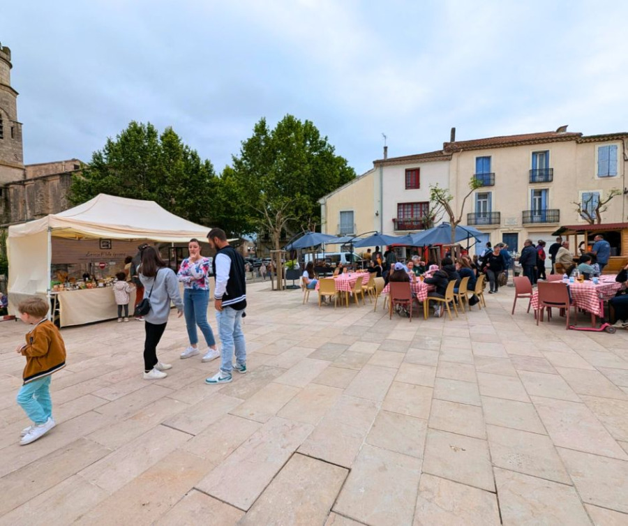 Un marché du dimanche pluvieux mais convivial