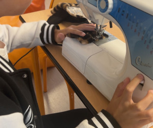 Atelier de couture à l'Espace Jeunes